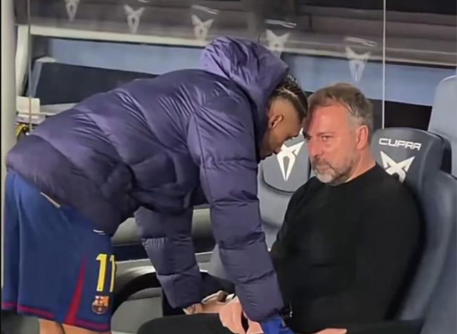 Viral khoảnh khắc Raphinha an ủi Hansi Flick